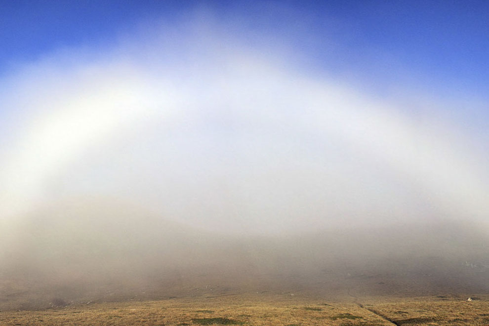 White rainbow. Радуга на белом небе. Бывает белая Радуга. Туманная Радуга настоящая. Как выглядит белая Радуга.