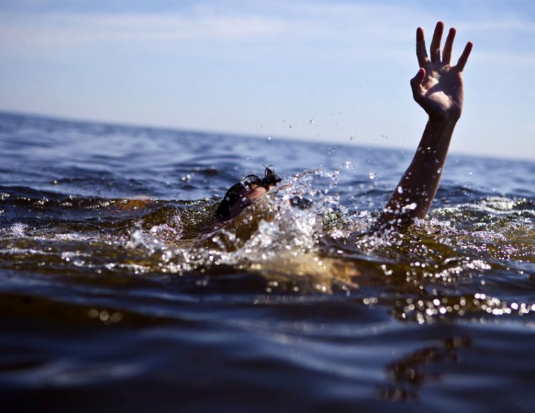 Утопление в воде: как оказать первую помощь, когда захлебнулся человек ...
